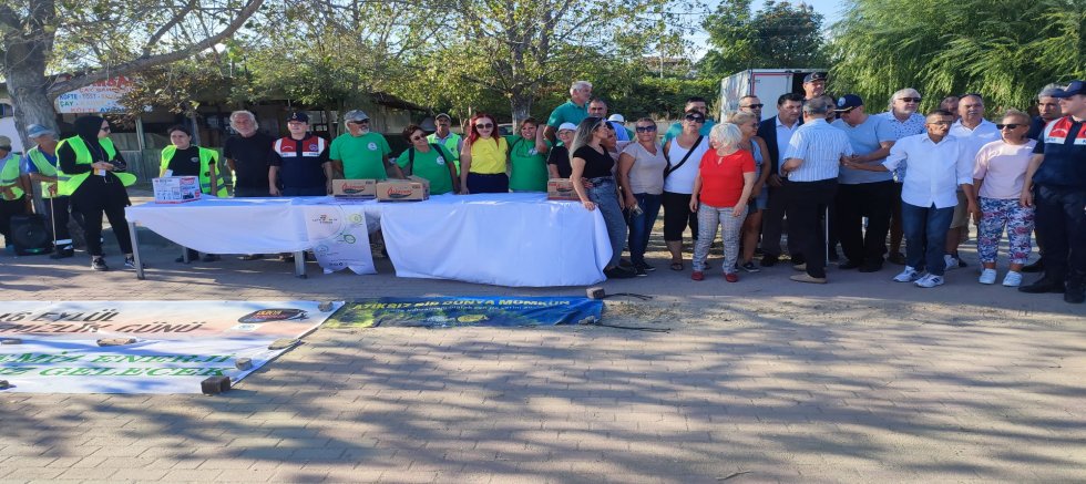 16 Eylül Dünya temizlik gününde gönüllüler halkla birlikte kumsalı temizledi
