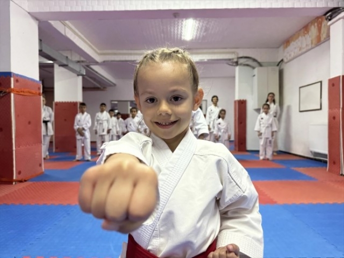 6 Yaşındaki Ayza Akgün Karatede Başarılarına Yenisini Eklemek İstiyor