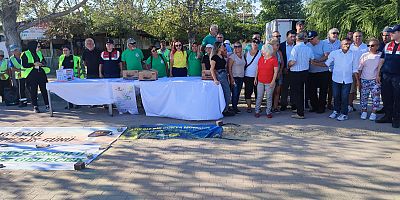 16 Eylül Dünya temizlik gününde gönüllüler halkla birlikte kumsalı temizledi